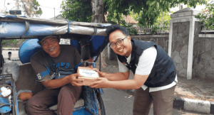 Salurkan Amanah Muhsinin, LAZNAS Al Irsyad Purwokerto Distribusikan Fidyah Kepada Para Tukang Becak