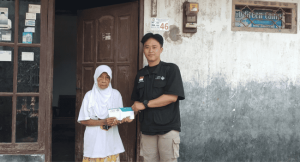 LAZNAS Al Irsyad Purwokerto menyalurkan bantuan rutin bulanan berupa uang tunai kepada para janda dhuafa di wilayah Grendeng dan sekitarnya