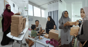 PC Wanita Al Irsyad dan LAZNAS Al Irsyad Purwokerto Bagikan Makan Siang Jumat Berkah di RS Hermina