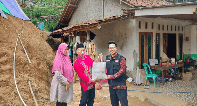 Tim Divisi Program LAZNAS Al Irsyad Purwokerto melakukan survei awal dan penyaluran bantuan kebutuhan mendesak berupa paket sembako kepada korban tanah longsor di Desa Darmakeradenan