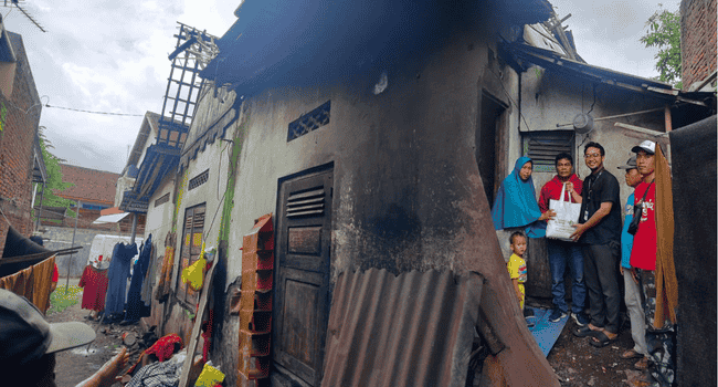 Tim LAZNAS Al Irsyad Purwokerto melakukan survei sekaligus menyalurkan bantuan darurat kepada keluarga Ibu Utin Susana di Desa Jompo Kulon,