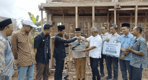 LAZNAS Al Irsyad Purwokerto meresmikan dan menyerahkan fasilitas sumur kepada Takmir Mushola Al Baha di Kampung Baru, Desa Sokaraja Lor