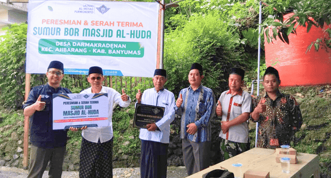 LAZNAS Al Irsyad Purwokerto menggelar peresmian dan serah terima sumur bor untuk Masjid Al Huda di Desa Darmakradenan, Kecamatan Ajibarang.