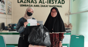 Datangi Kantor LAZNAS Al Irsyad Purwokerto, Ayu Sumbangkan Stok Pakaian di Toko Online miliknya untuk Korban Bencana Sumatera