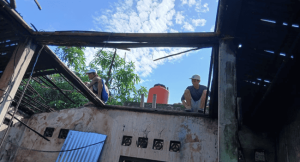 Gotong royong LAZNAS Al Irsyad dan warga Sokaraja mulai renovasi rumah Ibu Utin, hunian rapuh diperbaiki demi keselamatan keluarga.