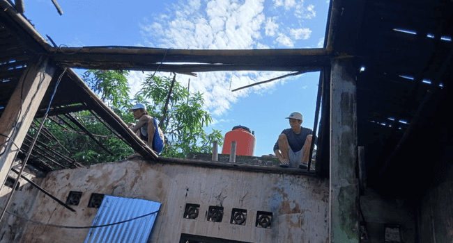 Gotong royong LAZNAS Al Irsyad dan warga Sokaraja mulai renovasi rumah Ibu Utin, hunian rapuh diperbaiki demi keselamatan keluarga.
