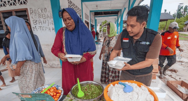 LAZNAS Al Irsyad mengelola tiga dapur umum dan menyalurkan ribuan porsi makanan setiap hari untuk membantu penyintas banjir Aceh Tamiang.
