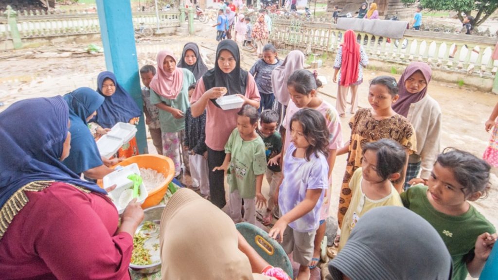 LAZNAS Al Irsyad mengelola tiga dapur umum dan menyalurkan ribuan porsi makanan setiap hari untuk membantu penyintas banjir Aceh Tamiang.
