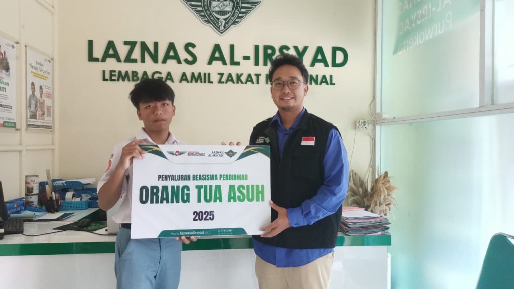 LAZNAS Al-Irsyad Purwokerto menyalurkan Beasiswa Orang Tua Asuh untuk membantu melunasi tunggakan SPP siswa SMK Muhammadiyah 1 Purwokerto.