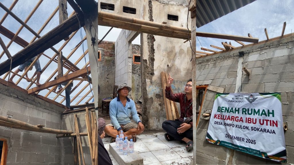 Tim Bedah Rumah LAZNAS Al Irsyad Purwokerto siapkan kerja bakti dan peresmian rumah Ibu Utin jelang tahap finishing pembangunan.