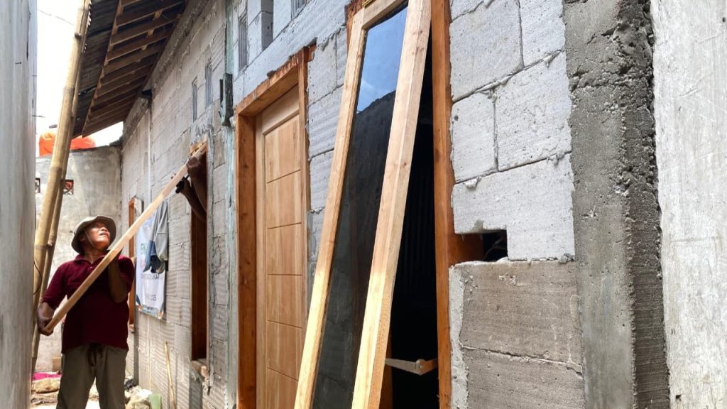 Finishing atap rumah Ibu Utin rampung. Program bedah rumah LAZNAS Al Irsyad Purwokerto ditargetkan tuntas pertengahan Januari.