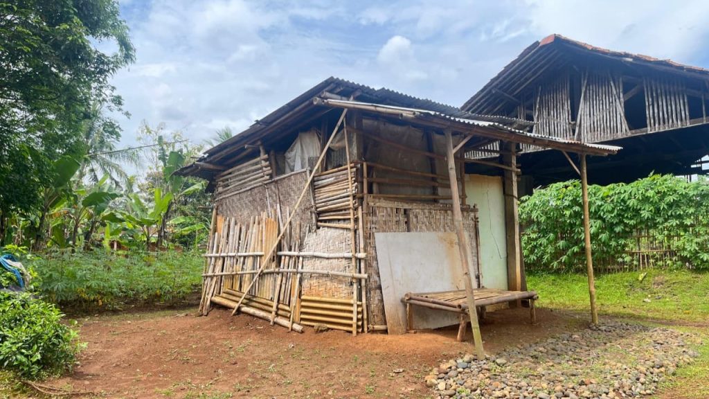 LAZNAS Al Irsyad melakukan survei calon penerima bedah rumah di Desa Suro, Kalibagor, untuk memastikan bantuan tepat sasaran.