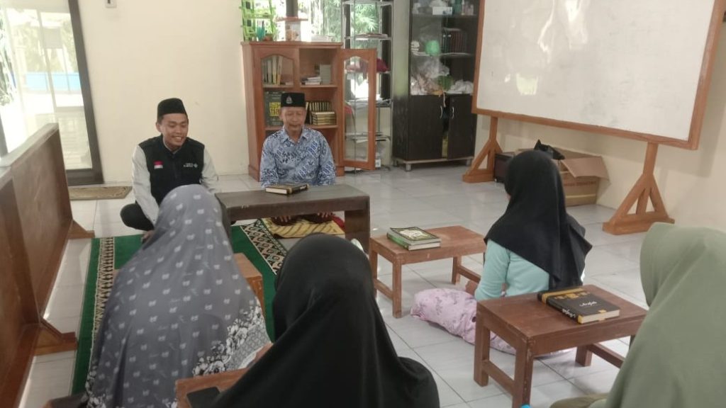 DAYAMAS LAZNAS Al-Irsyad menggelar pendampingan rutin untuk mualaf Desa Suro, Kalibagor, Banyumas guna menguatkan iman dan pembinaan akidah.