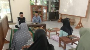 DAYAMAS LAZNAS Al-Irsyad menggelar pendampingan rutin untuk mualaf Desa Suro, Kalibagor, Banyumas guna menguatkan iman dan pembinaan akidah.