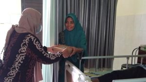 PC Wanita Al Irsyad Purwokerto bersama LAZNAS Al Irsyad menggelar Jumat Berkah dengan menyalurkan 50 boks makan siang di RSI Purwokerto.