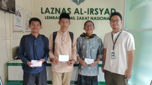 LAZNAS Al Irsyad Purwokerto menyalurkan Beasiswa Cendekia berupa uang saku kepada mahasiswa asal Thailand di Universitas AMIKOM Purwokerto