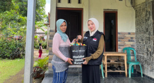 Bank Syariah Indonesia dan LAZNAS Al Irsyad Purwokerto Salurkan 25 Paket Kado Lebaran Dhuafa di Banyumas