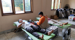 Usai Sholat Jumat, Klinik Mafaza dan LAZNAS Al Irsyad Purwokerto Gelar Donor Darah