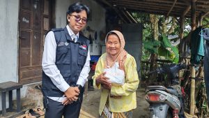LAZNAS Al Irsyad Purwokerto Bersinergi dengan HMJA FEB Unsoed Salurkan 55 Paket Sembako di Desa Kalisalak