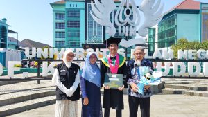 Tunggakan UKT Tak Hentikan Langkah Taufik Raih Gelar Sarjana Ekonomi