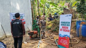 Monitoring Hari Pertama, Pengeboran Sumur Bor LAZNAS Al Irsyad di Desa Srowot Capai Kedalaman 12 Meter