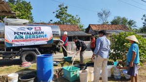 Aksi Tanggap Kekeringan, LAZNAS Al Irsyad & Waroeng SS Pasok 15.000 Liter Air Bersih untuk Warga Panusupan, Cilongok