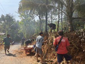 Warga Tanggeran Bergotong Royong Lebarkan Jalan, Permudah Akses Menuju Pondok Tahfidzul Qur’an Yatim dan Dhuafa MAFAZA