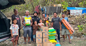 LAZNAS Al Irsyad Salurkan Logistik Bagi Korban Gempa di Dusun Langkas, Manggarai