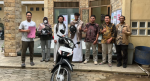 Perkuat Pendampingan Mahasiswa Yaman, LAZNAS Al Irsyad Terima Motor Dinas dari Amikom